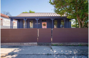Stunning 3BR2BA Haven in Downtowns Heart